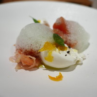 FORNO - プーリア産のブラータチーズとフルートトマトのカプレーゼ仕立て、柑橘のジャムとバジルの泡