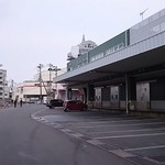 沼津魚市場食堂 - この右手の建物の、向かって左側の二階の端にお店があります。ここにもちらほら車が。お店に行くならこちら側が最寄。