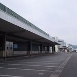 沼津魚市場食堂 - 右側の車列に我が愛車も紛れております。どこに停めるのが正解なのか判らず仕舞い(笑)。