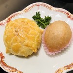 赤坂璃宮 - 本日の揚げ焼き点心二種　メロン風叉焼入り饅頭　もち米の揚げ餃子