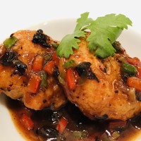 赤坂璃宮 銀座店 - 帆立貝柱の煎り焼き　海老のすり身乗せ　黒豆のソース　シャンツァイ