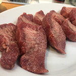 上タン塩はレモンで食べます