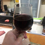 焼肉やっちゃん - 冷えた赤ワインもたまにはいいですねぇ