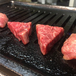 焼肉やっちゃん - ロースターの端の方で焼くのが後輩くんのこだわりです