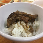 焼肉やっちゃん - ご飯に乗せるとタンシチューライス、そのまんまですやん