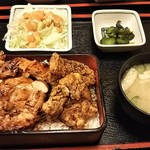 串兵衛 - きじ重と竜田揚重のハーフ重 820円 ♪