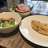グラスコート - 朝食ビュッフェ３０００円。サラダ、温野菜、マッシュルームペースト入りオムレツ。
                    オムレツ、半熟なのに溶け出してはこない火加減で、とても美味しかったです（╹◡╹）