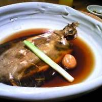 魚匠 銀平 道頓堀店 - 煮魚はお水とお醤油のみで味付けしたみたいです。付け合せの梅干の酸味と薄味の味付けで食べやすかったです。ただ、量が多かった・・・