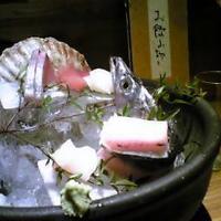 魚匠 銀平 道頓堀店 - コース２品目にでたお刺身です。それぞれ身がプリップリッしていて、歯ごたえがあって臭みももちろんナシ！！太刀魚がおいしかった～
