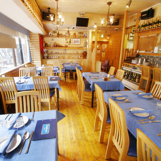 The inside of the restaurant, where you can feel the warmth of wood, is perfect for a meal or party with friends.