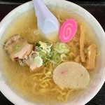 味の福龍 - 塩ラーメン　650円　見ての通りの透きとおったスープ ナルト、メンマ、麩、厚手の焼豚、葱 麺は森住製麺の黄色い縮れ麺 イヤー、ウマい これがラーメン、ラーメンのお手本みたい