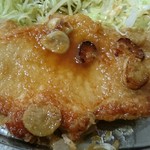 ロータス - 表面に小麦粉がはたいてあるポークソテーニンニク醤油味