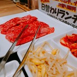 Yakiniku Hompo Pyua - 赤身のアップ。アプリで撮ったらエグい色になってもた 201902