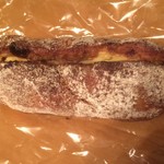 ラトリエ ドゥ プレジール - パン オ ノワ エ レザン オ フロマージュ