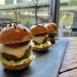 ドノスティア - 仔羊とチョリソーのミニバーガー 各5.90d