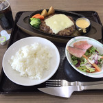 うしちゃんグリル - こだわり短角和牛ハンバーグ(チーズ) 1080円