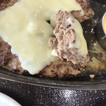 うしちゃんグリル - ハンバーグの断面