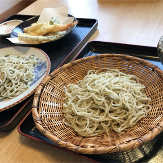 季節に応じて仕入れる蕎麦粉＊自家製粉の石臼挽き「手打ち蕎麦」