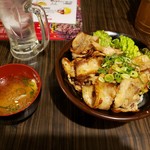 精肉・卸の肉バルSanoso - 炭火焼き塩ダレ豚丼300g ¥900