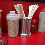 横濱家系ラーメン 勝鬨家 - テーブルに置いてあった調味料