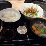 肉料理 春祺廊 - ご飯 肉汁 サラダ