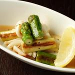 Grilled squid and asparagus with salted butter