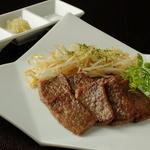 Specially selected Kuroge Wagyu beef, grilled medium-sized short ribs, 100g