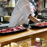 風林火山 - 目の前で馬肉の刺身が用意されていきます。いいなあ。