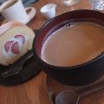 石かわ珈琲 - カフェオレといちごのロールケーキ