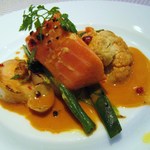 ビストロ ダイア - ミーキュイサーモーン（ミディアムレア）　甲殻類のアメリケーヌソース