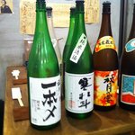 博多磯ぎよし - 日本酒飲み比べスタンバイ（撮影用に並べてくれました(^^ゞ）