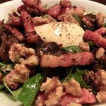 ビーボ デイリースタンド - 「鶏ハツのコンフィ・ベーコン・卵のサラダ」:温泉卵は個性派アンサンブルをトロリとまとめ上げます♪