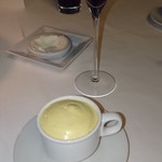 Fish Bank TOKYO - オマールエビのビスクスープ
      スープの上にとうもろこしだったかな？と生クリームのエスプーマを載せてくれます。