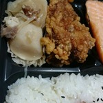 花まる弁当 - 花まる弁当の肉じゃがと唐揚げ