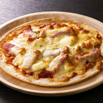 Thick-sliced bacon and cream cheese pizza