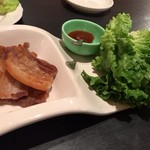 新鮮飯店 - 豚バラ焼きのレタス包みコチュジャンダレ