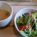 cafe doex marie - ランチのスープとボリュームがあるサラダ