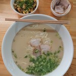 麺謹製3L's - らーめん(ばりかた)と、トッピングにく、からしたかなのチャーハン