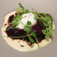 Recette - 月の輪熊の手の南フランスの赤ワイン煮込み セロリラブ（根セロリ）のピューレ サラダセロリ ミルクの泡 