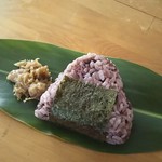 102741124 - 古代米おにぎり