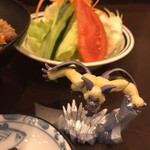 洋食屋牛銀 - サラダを前にして