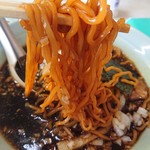 ラーメン つち家 - 麺もスープの色に染まる