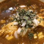 麺処ほん田 - 様々なホールスパイスを使用したカレーつけ汁
