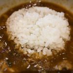麺処ほん田 - 最後は追い飯をカレーつけ汁の中へ
