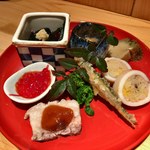器楽亭 - 酒肴八寸：金時草 鮑 塩辛 槍烏賊の烏賊飯 諸子の南蛮漬け 京菜花のお浸し さえずりのニンニクの醤油漬け 筋子