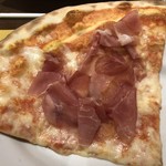 La voglia matta - 前菜のpizza、生ハムは結構な量です。