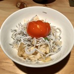 器楽亭 - 筍とうすい豆の炊き込みご飯 卵黄の出汁醤油漬け 姫きゅうりの浅漬け 大根の鰹まぶし