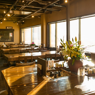 オープンキッチンで鰻の焼きあがる様子もお楽しみいただけます