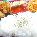 マルナカ - 料理写真:ハンバーグ唐揚げ弁当429円