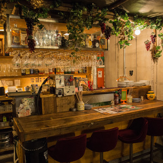 臨場感溢れるカウンターがおすすめ◎居心地の良い「個性的空間」